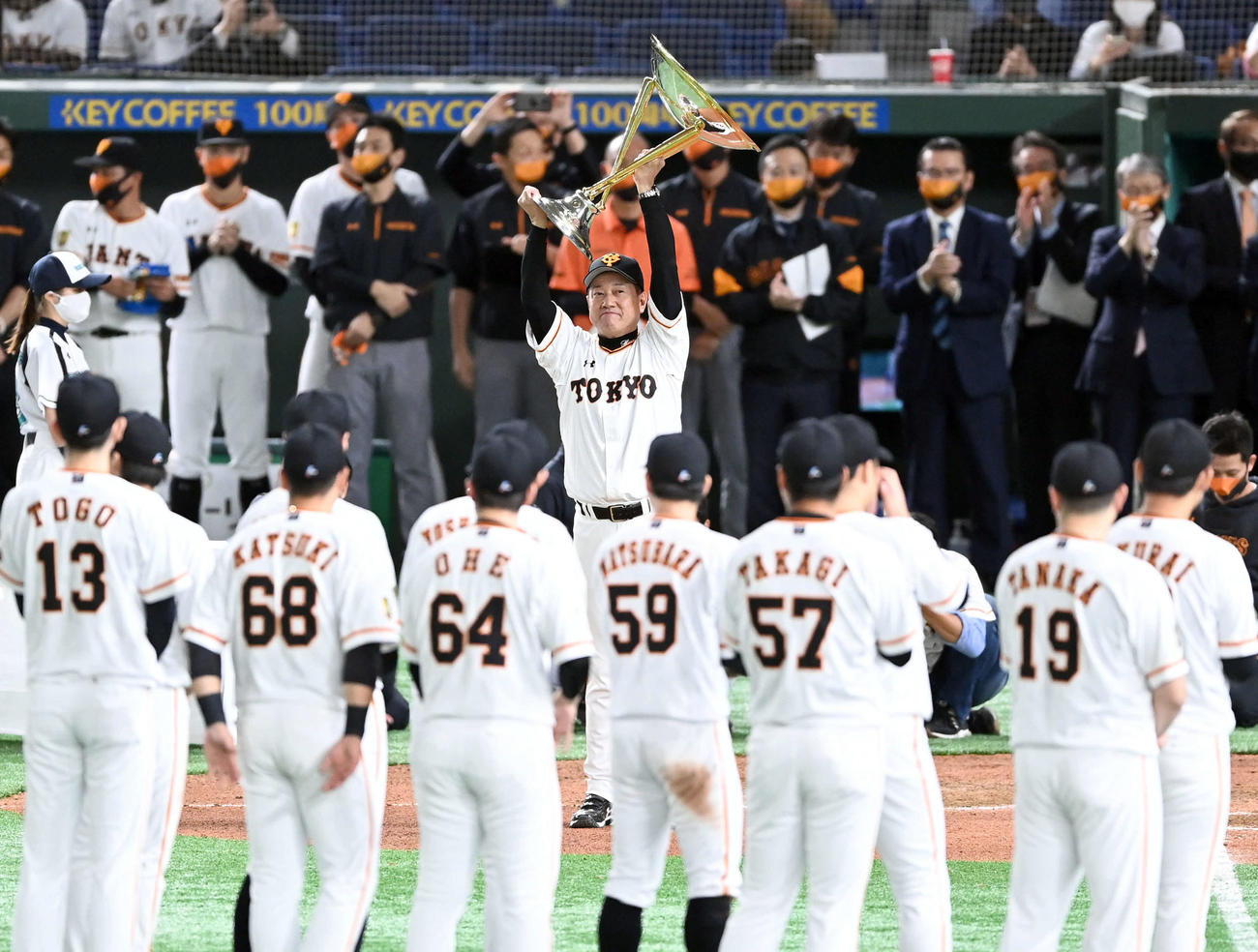 巨人対ヤクルト　優勝トロフィーを掲げる巨人原辰徳監督（撮影・たえ見朱実）