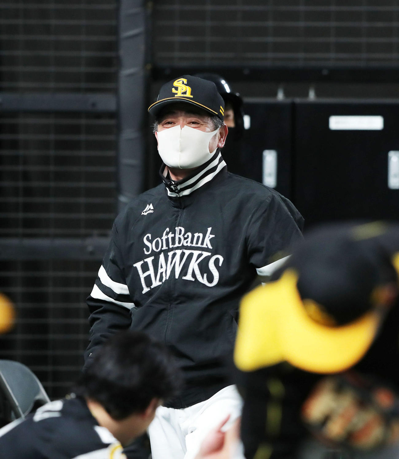 西武対ソフトバンク　7回表ソフトバンク1死二塁、周東が13戦連続盗塁を達成し、笑みを浮かべる工藤監督（撮影・河田真司）