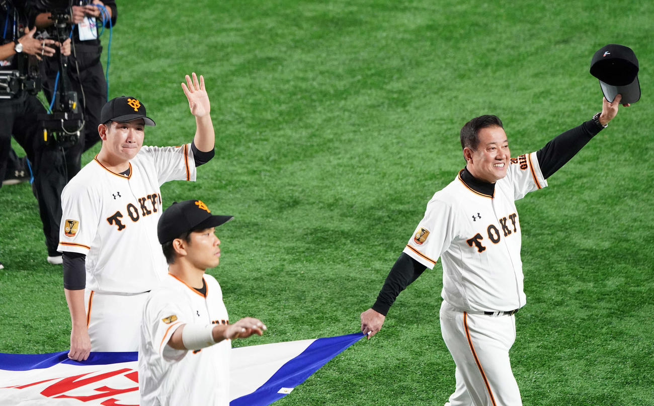 巨人対ヤクルト　セ・リーグ優勝を決め、場内1周する巨人原監督（右）と菅野（左）。手前は大城（撮影・鈴木みどり）