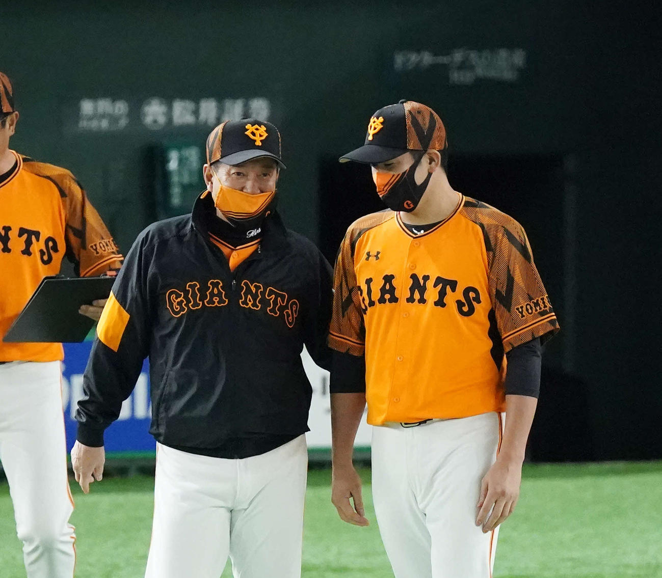 巨人対ヤクルト　勝利投手の巨人菅野（右）は原監督から声をかけられる（撮影・鈴木みどり）