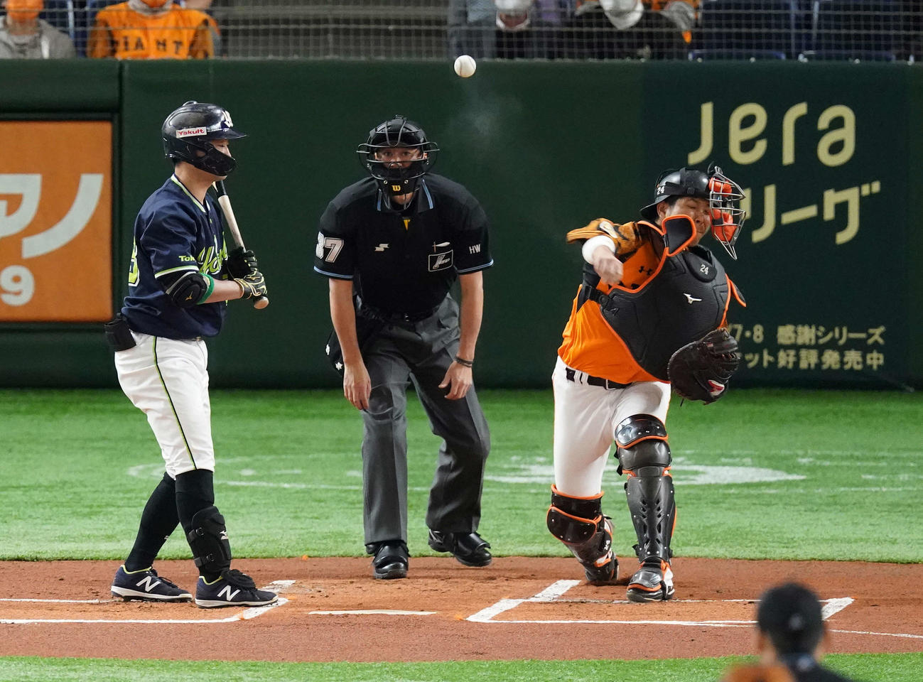 巨人対ヤクルト　1回表ヤクルト無死一塁、打者青木の時、一塁走者塩見の二盗を刺す大城（撮影・鈴木みどり）