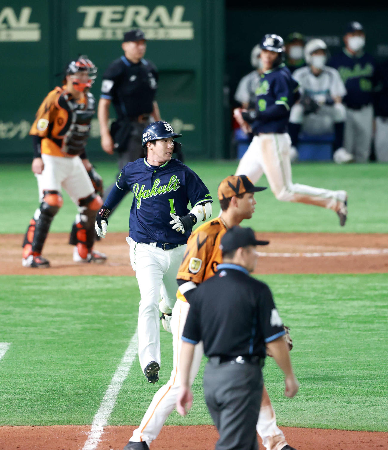 巨人対ヤクルト　7回表ヤクルト無死一、三塁、山田哲の二ゴロの間に1点あげる（撮影・江口和貴）