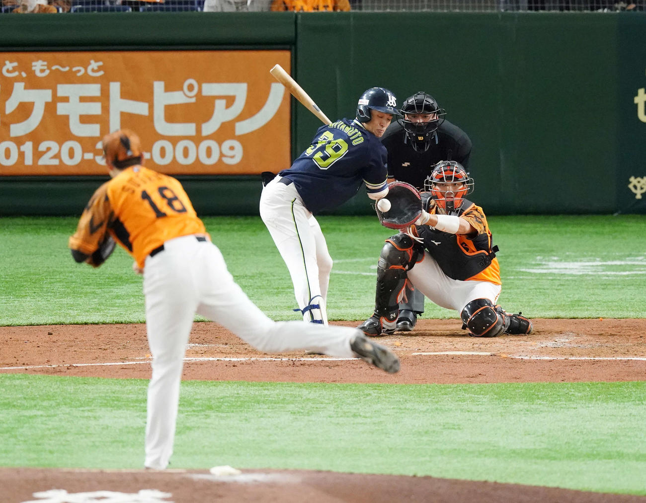 巨人対ヤクルト　3回表ヤクルト2死満塁、押し出し死球を食らう宮本。投手菅野（撮影・鈴木みどり）
