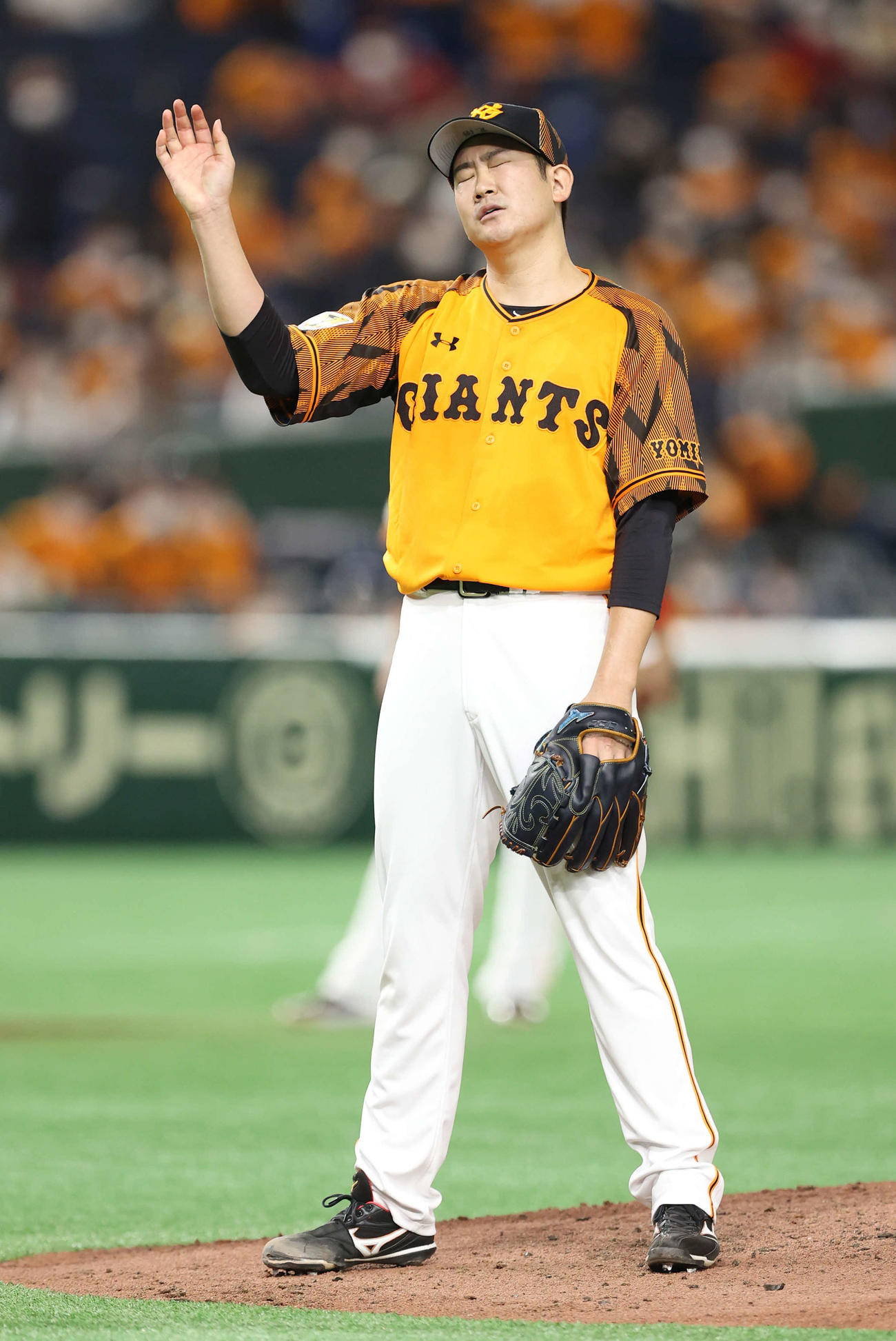 巨人対ヤクルト　3回表ヤクルト2死満塁、宮本に押し出しの死球を与え悔しがる菅野（撮影・河野匠）