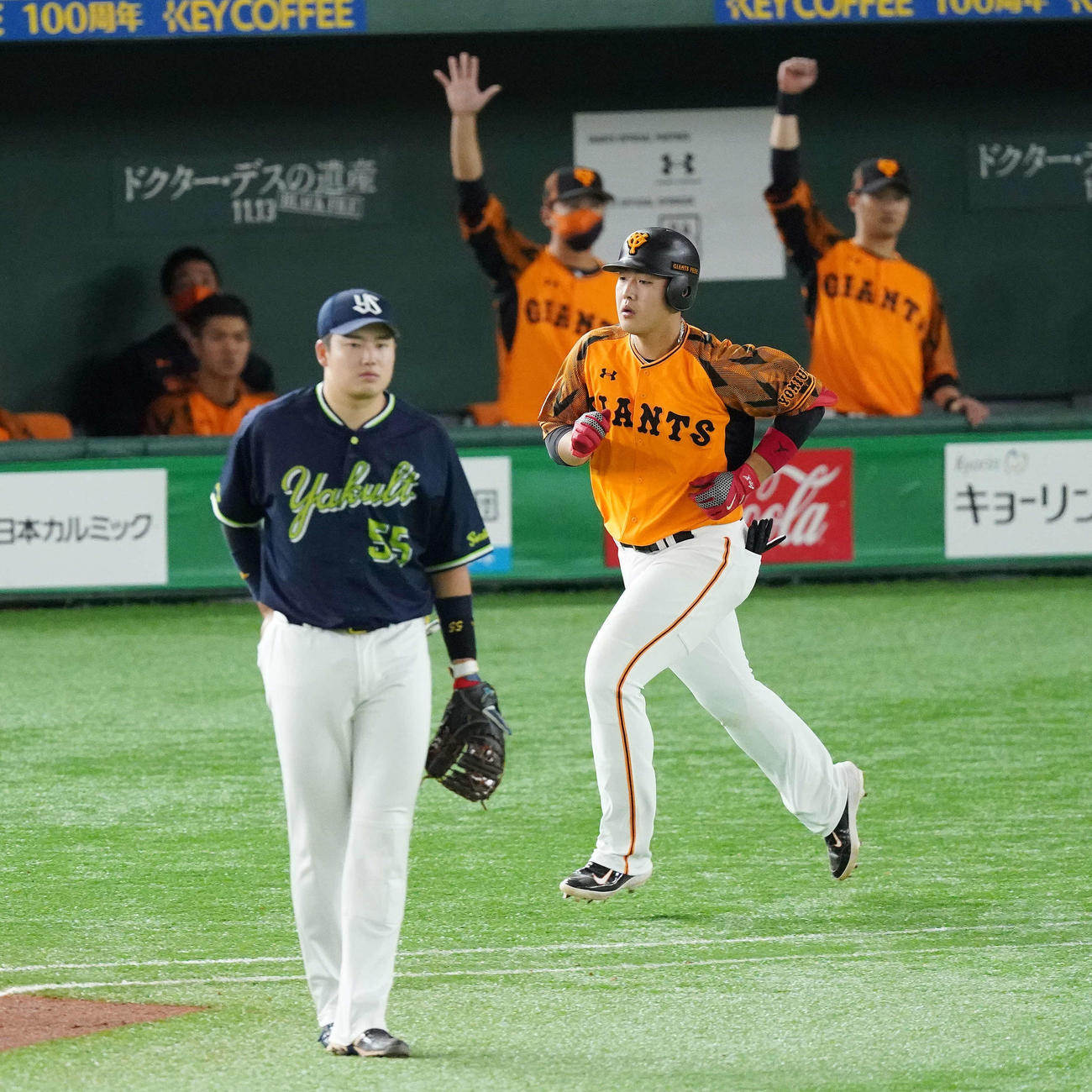巨人対ヤクルト　5回裏巨人1死一、三塁、左越え3点本塁打を放つ岡本。左は一塁手村上（撮影・鈴木みどり）
