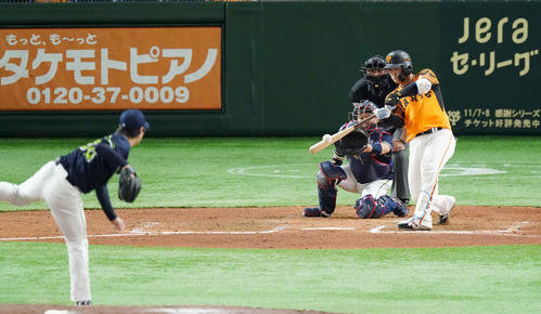 巨人対ヤクルト　6回裏巨人無死、プロ初本塁打となる左越えソロ本塁打を放つ岸田。投手長谷川（撮影・鈴木みどり）