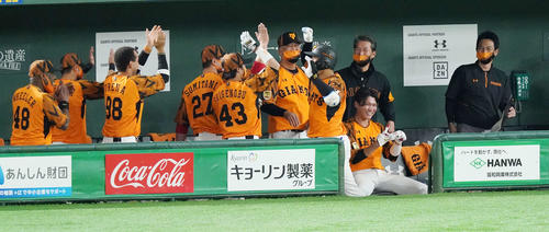 巨人対ヤクルト　6回裏巨人無死、プロ初本塁打となる左越えソロ本塁打を放った岸田（中央右）はナインから「サイレント・トリートメント」で祝福される（撮影・鈴木みどり）