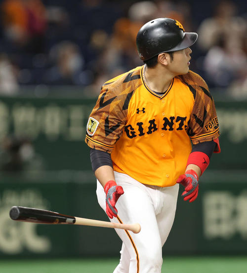 巨人対ヤクルト　5回裏巨人1死一、三塁、3点本塁打を放ち駆け出す岡本（撮影・河野匠）