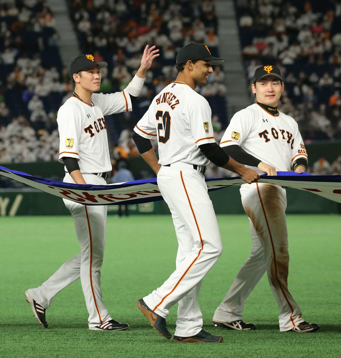 セ・リーグを制しペナントを手に場内をまわる、左から坂本、サンチェス、丸（撮影・河野匠）