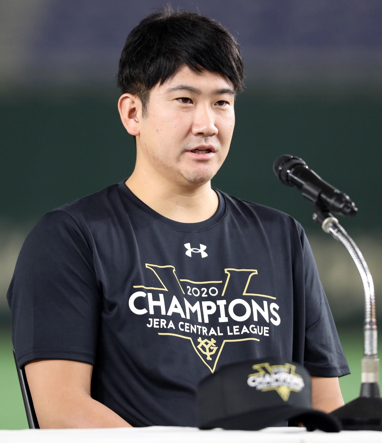 巨人対ヤクルト　試合後の会見で報道陣の質問に答える菅野（撮影・狩俣裕三）