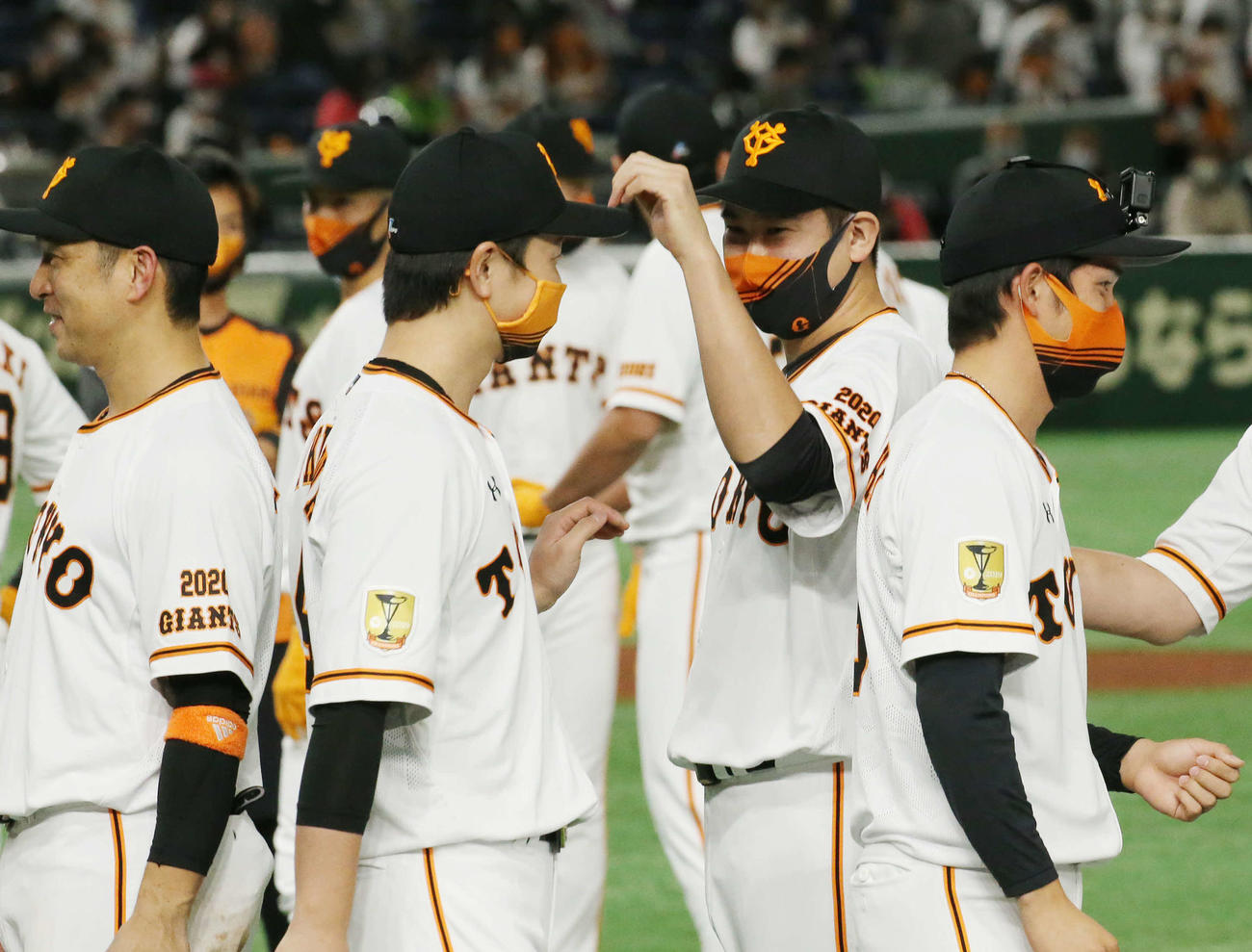 セ・リーグを制し笑顔でナインと喜び合う菅野（右から2人目）（撮影・河野匠）