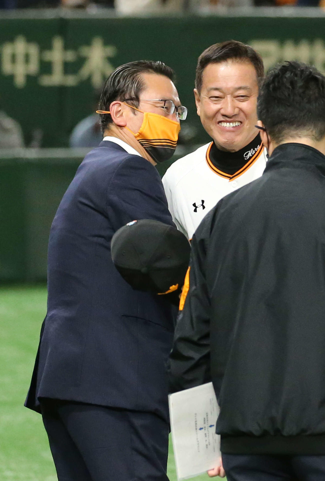 セ・リーグを制し喜び合う原監督（右）と大塚球団副代表（撮影・河野匠）