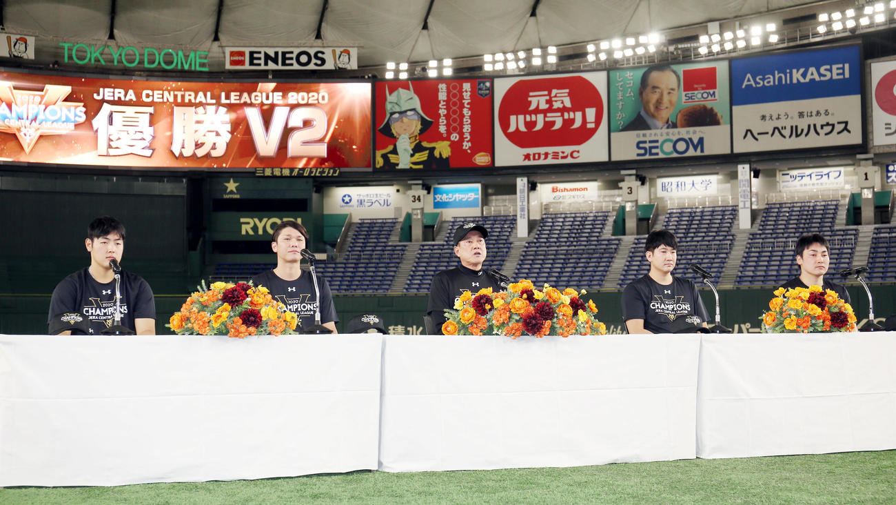 巨人対ヤクルト　試合後の会見で報道陣の質問に答える原監督（中央）。左から岡本、坂本、1人おいて菅野、丸（撮影・狩俣裕三）