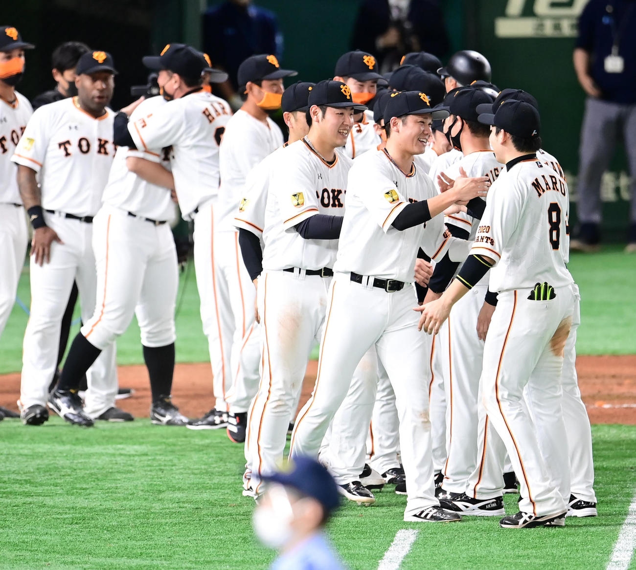 巨人対ヤクルト　2連覇を果たし互いに健闘を称え合う、右から巨人丸、坂本、岡本（撮影・小沢裕）