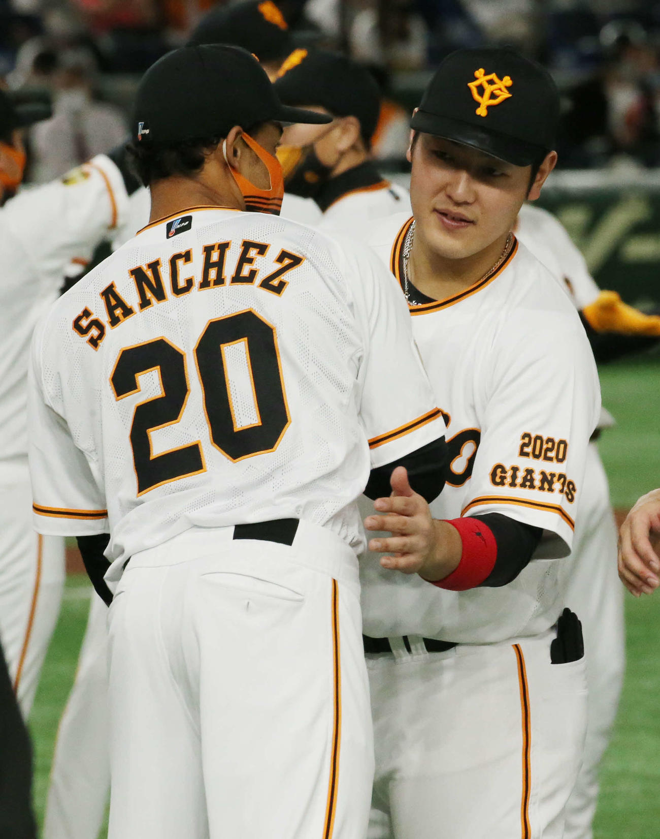 セ・リーグを制しサンチェス（手前）と抱き合う岡本（撮影・河野匠）