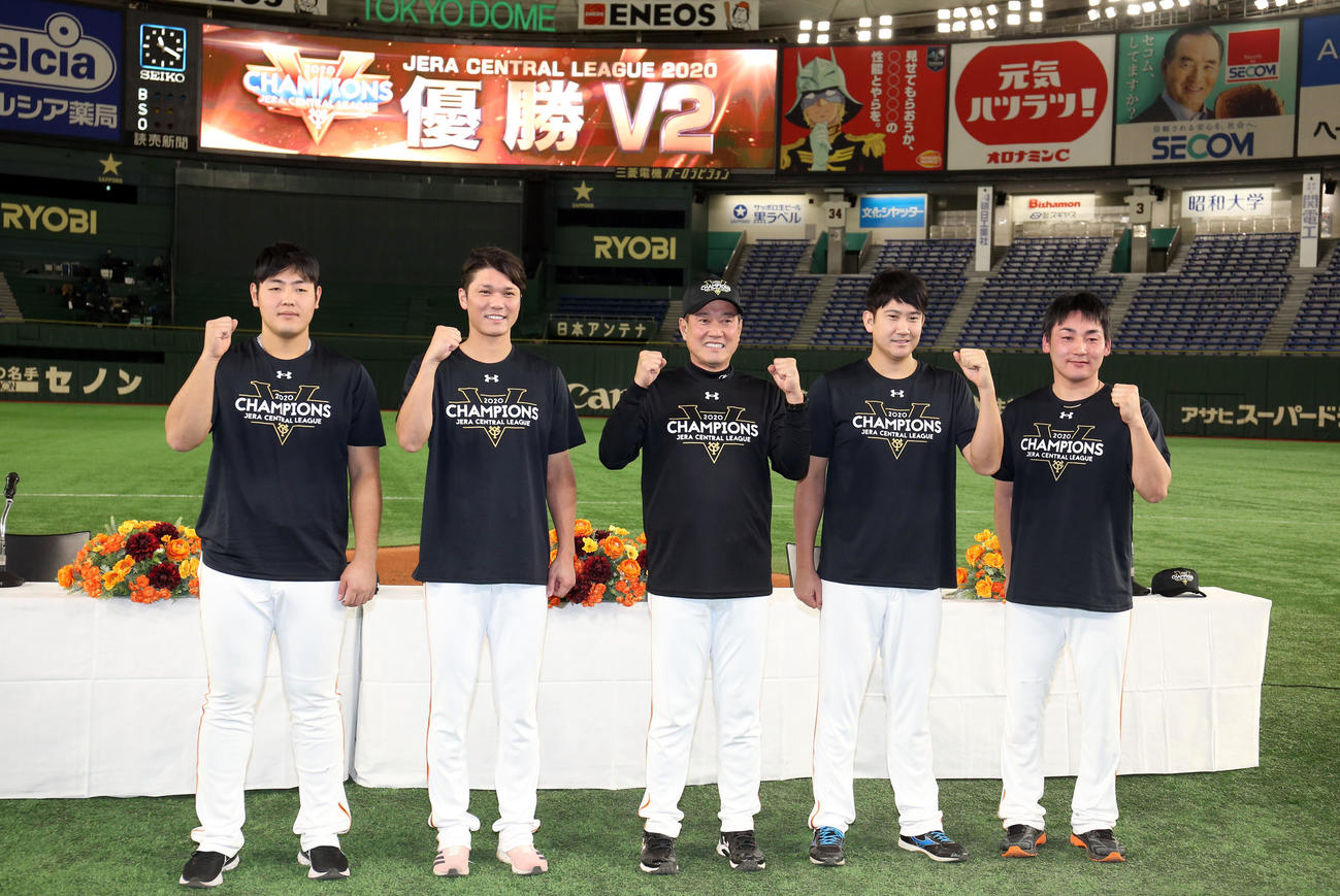 巨人対ヤクルト　優勝会見後、記念撮影する、左から岡本、坂本、原監督、菅野、丸（撮影・狩俣裕三）
