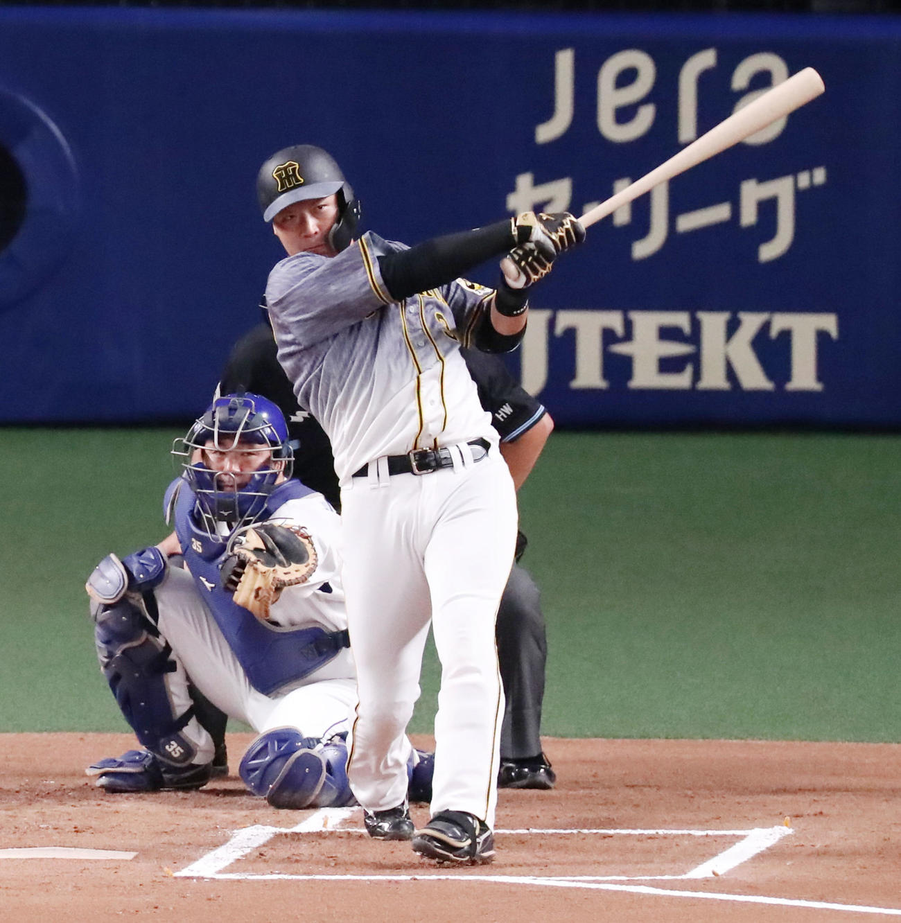 中日対阪神　1回表阪神2死三塁、大山悠輔は左越え2点本塁打を放つ（撮影・加藤哉）