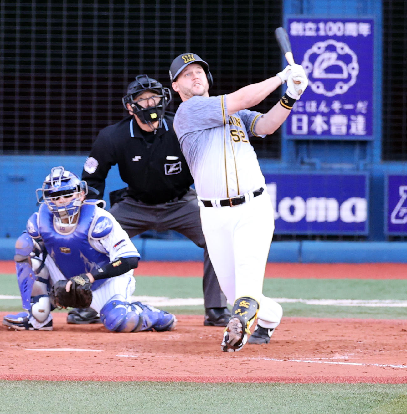 DeNA対阪神　5回表阪神1死一、二塁、サンズは左適時二塁打を放つ（撮影・浅見桂子）