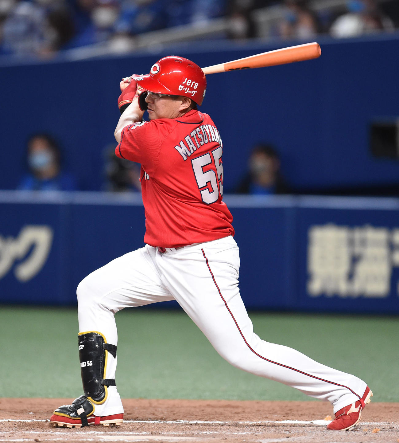 プロ野球中日対広島　8回表広島2死一、二塁、左中間へ2点適時二塁打を放った松山竜平（撮影・森本幸一）
