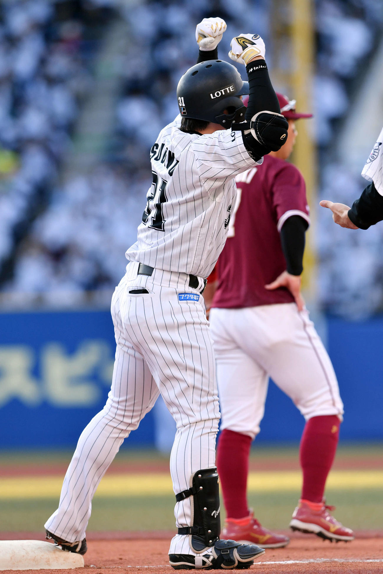 ロッテ対楽天　6回裏ロッテ1死一、二塁、右翼線に勝ち越しの2点適時三塁打を放った菅野はベンチへ向かいガッツポーズする（撮影・滝沢徹郎）