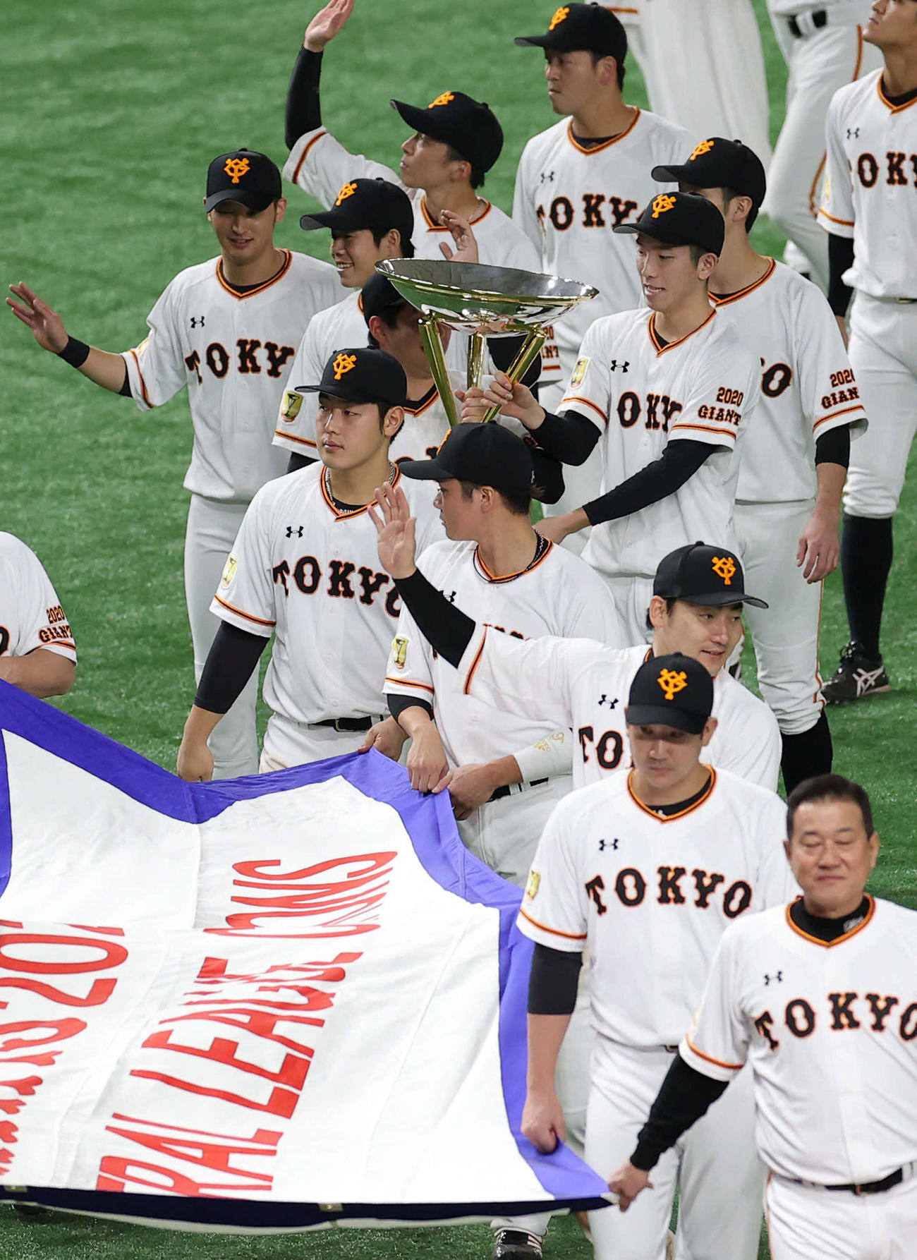 巨人対ヤクルト　優勝トロフィーを手にする戸郷（中央右）（撮影・井上学）