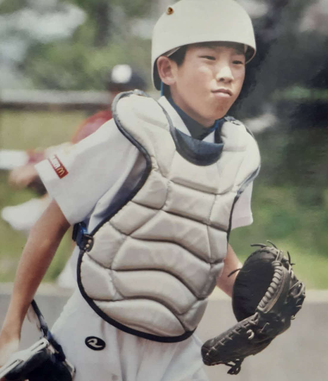 三股ブルースカイ時代、捕手を務める巨人戸郷（母ヒトミさん提供）