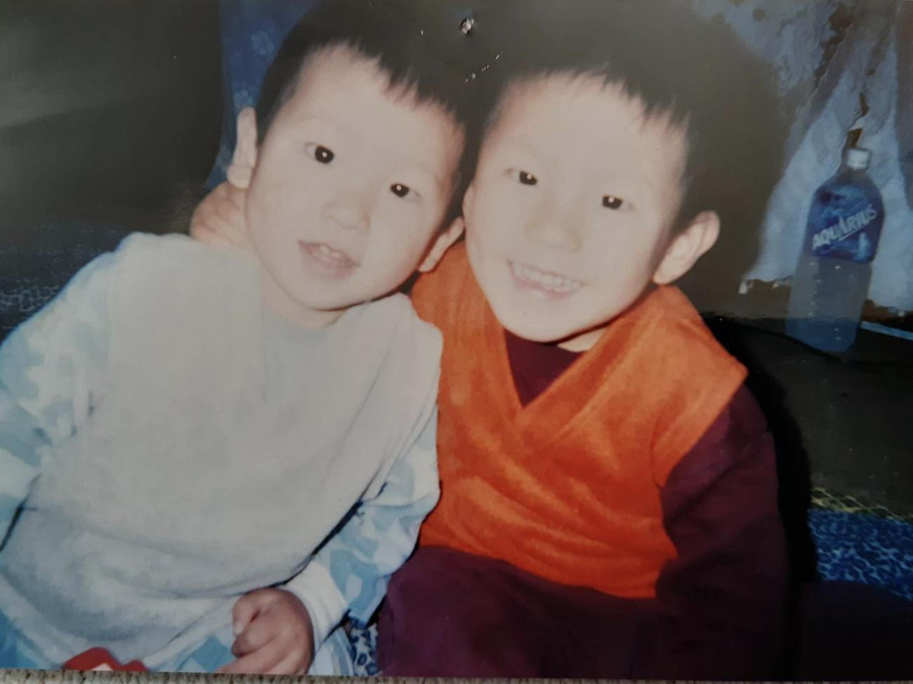 幼少期の巨人戸郷翔征（左）と兄悠大さん（母ヒトミさん提供）
