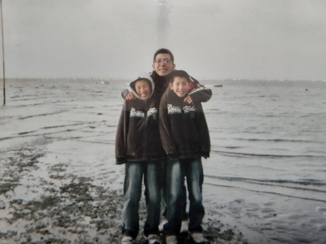 家族で熊本旅行に行った際の1枚。巨人戸郷（右）と兄悠大さん（左）と父健治さん（母ヒトミさん提供）