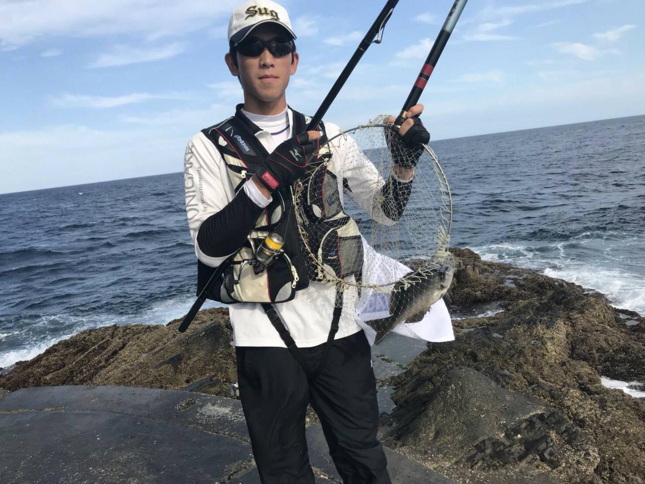 プロ入り直前に釣りを楽しむ巨人戸郷（母ヒトミさん提供）
