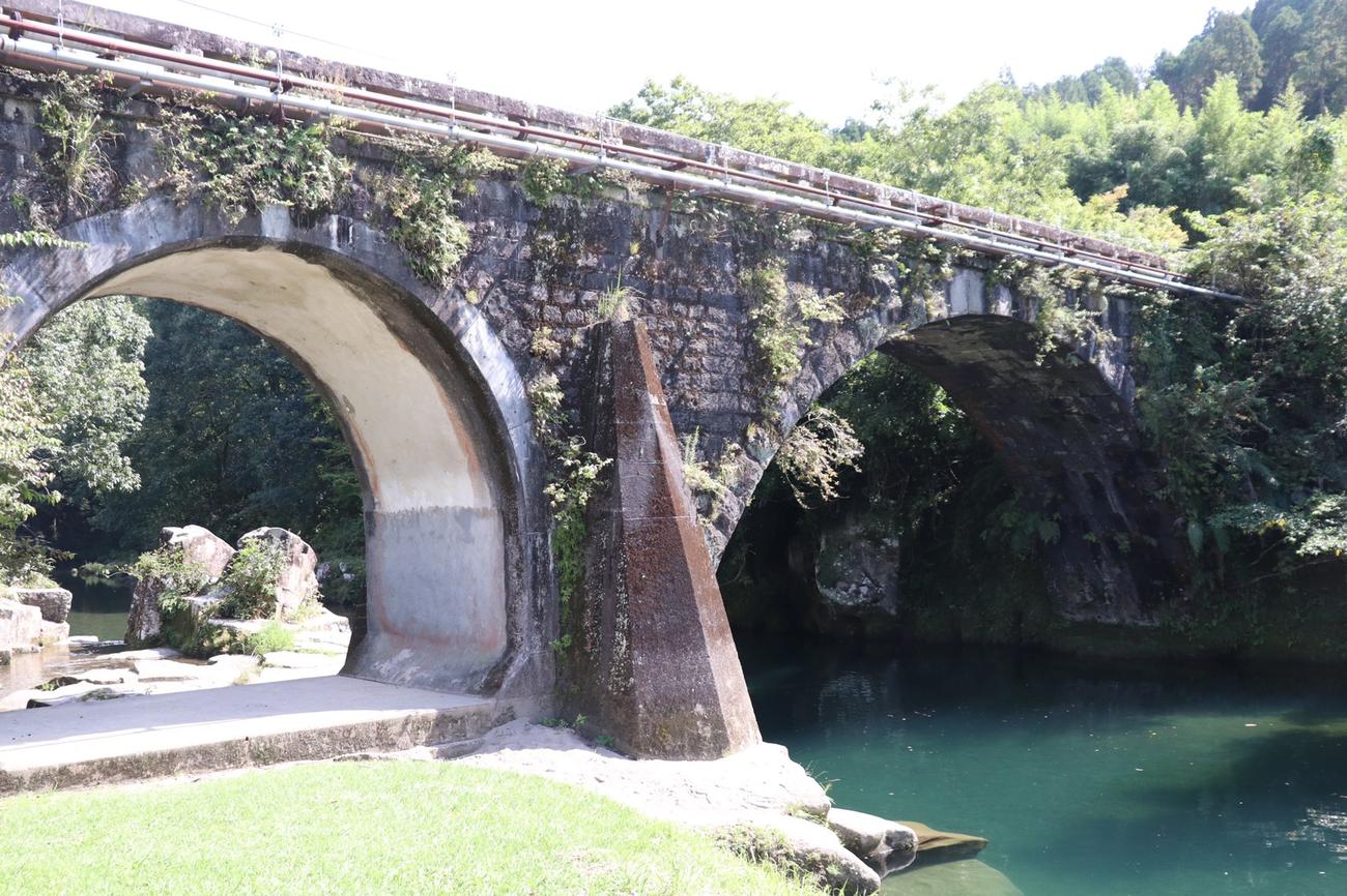 小学生時代に巨人戸郷が泳いだ沖水川が流れる矢ケ渕公園には、めがね橋がかかる（地図3）（撮影・久永壮真）