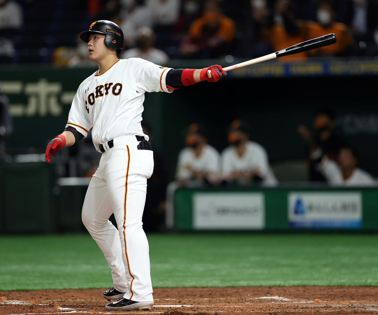 巨人対ヤクルト　3回裏巨人2死二塁、2点本塁打を放つ岡本（撮影・狩俣裕三）