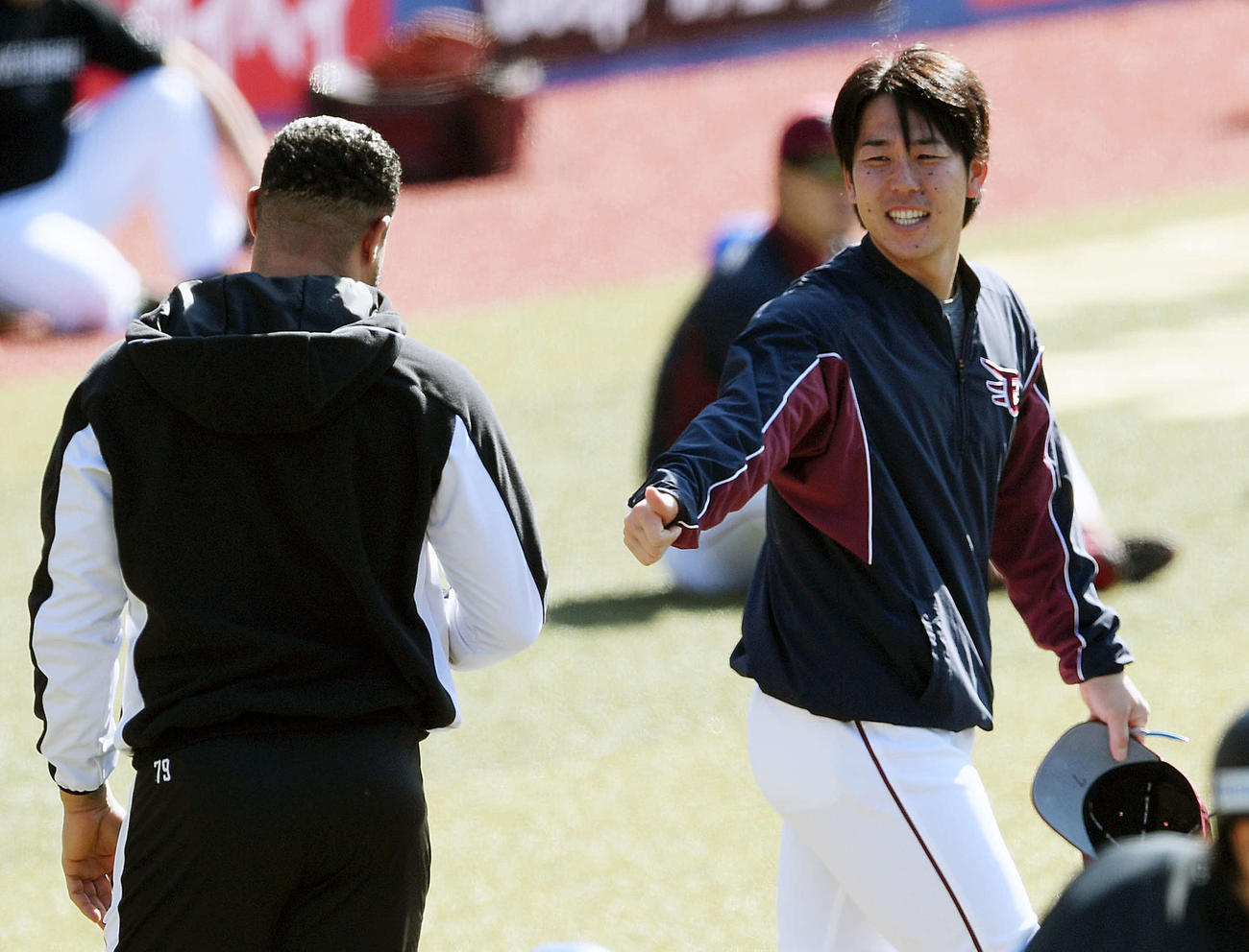 ロッテ対楽天　試合前練習でロッテのマーティン（左）にサムアップする楽天鈴木大（撮影・滝沢徹郎）