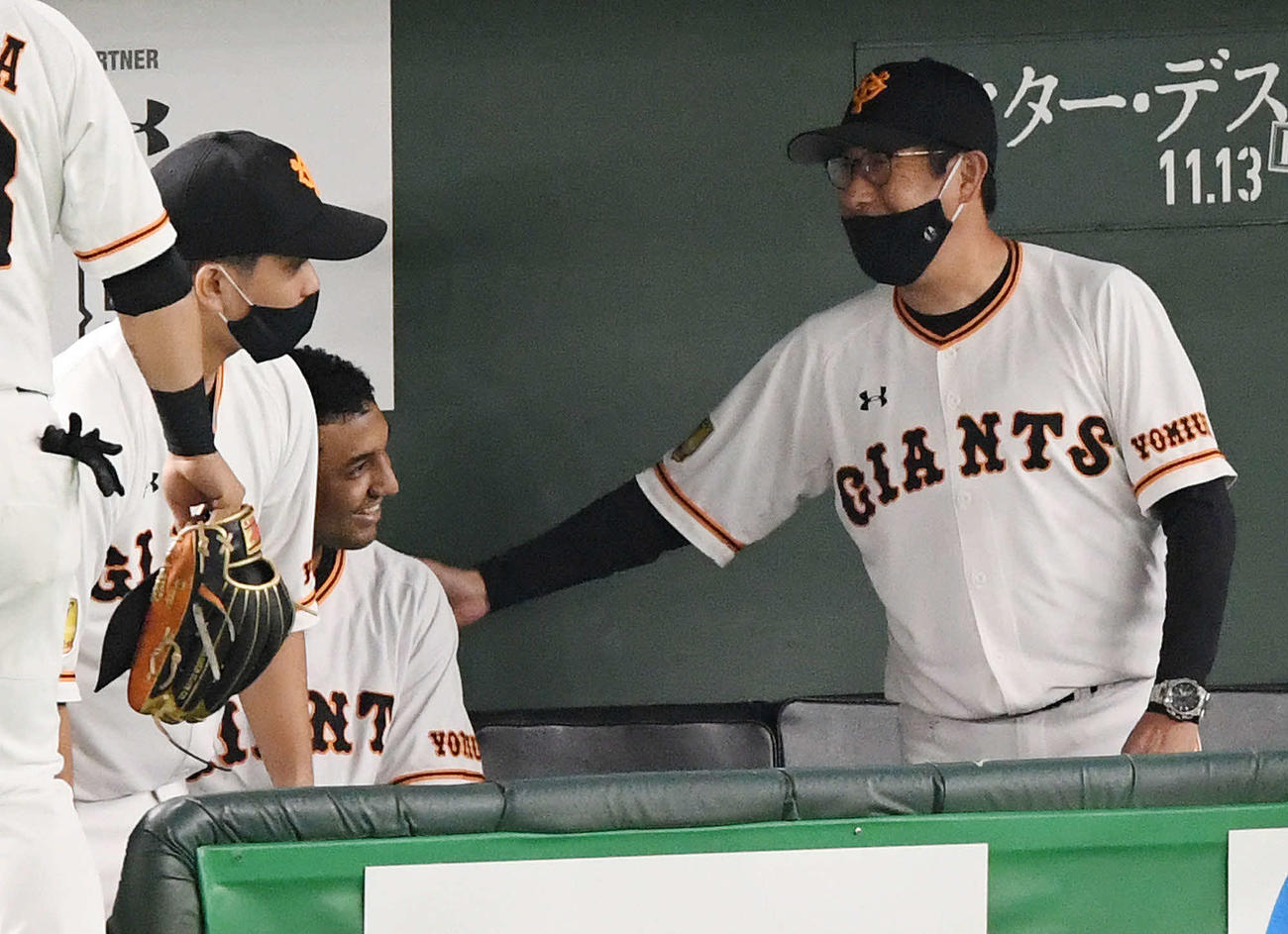 巨人対DeNA　7回を投げ終えた巨人サンチェス（左奥）は宮本コーチからねぎらわれ笑顔を見せる（撮影・滝沢徹郎）