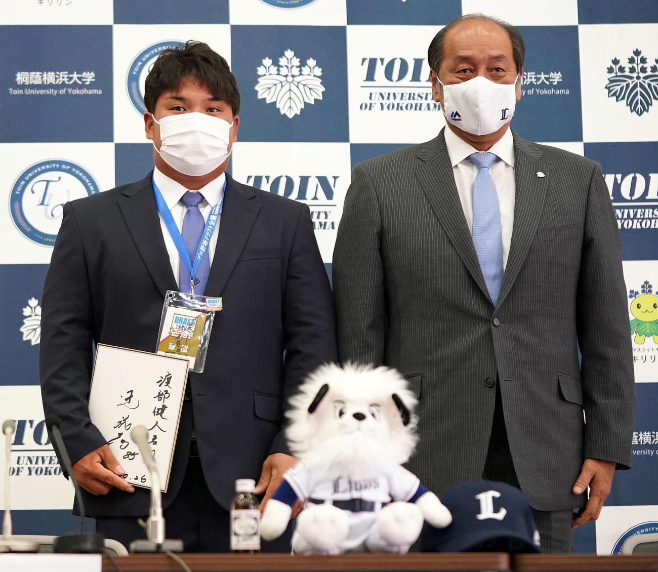 指名あいさつ後、西武渡辺GM（右）と会見に臨むドラフト1位の桐蔭横浜大・渡部（撮影・江口和貴）