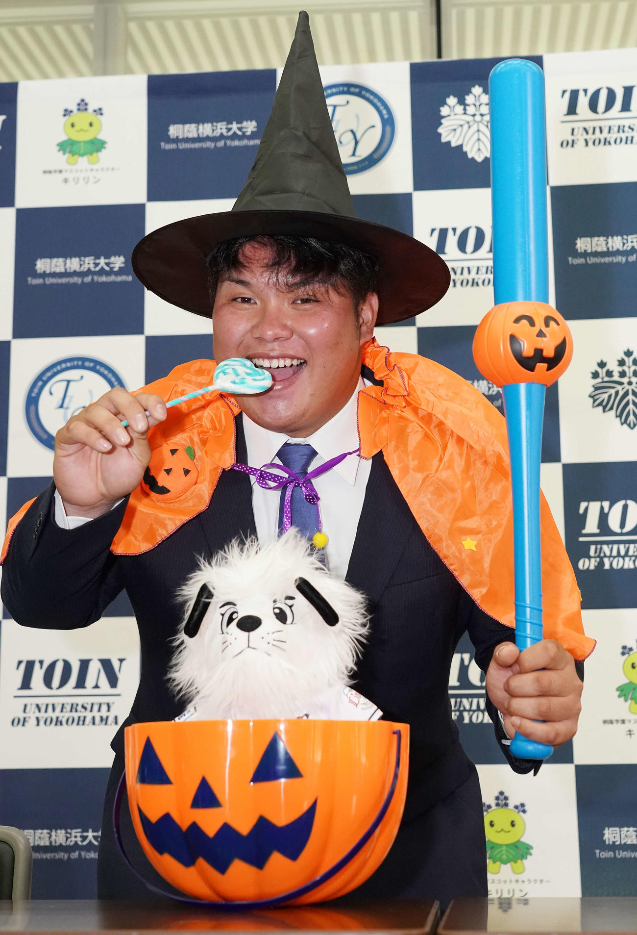 西武から指名あいさつを受け、ハロウィーンの仮装をするドラフト1位の桐蔭横浜大・渡部（撮影・江口和貴）