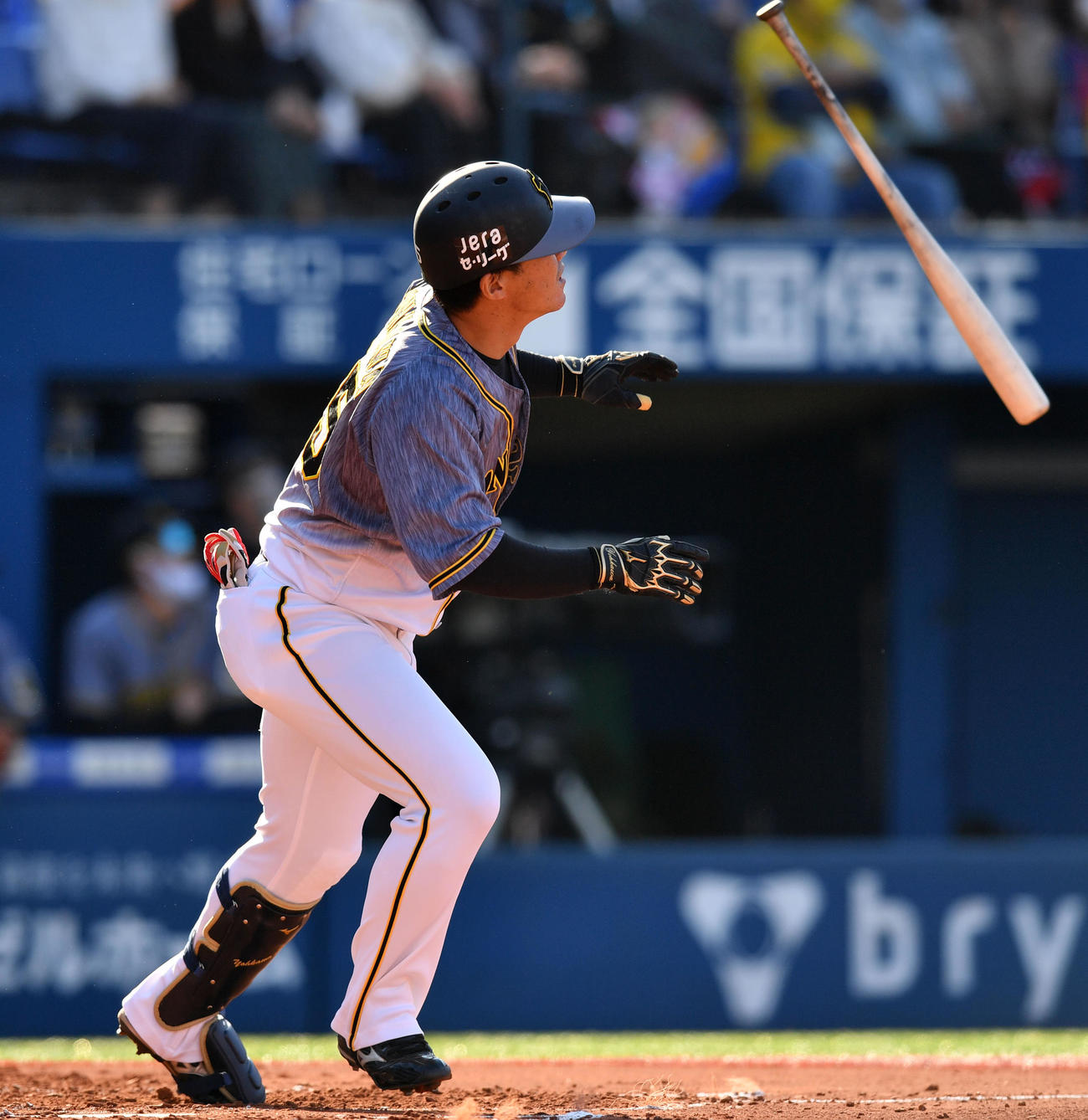 DeNA対阪神　1回表阪神2死満塁、左越え満塁本塁打を放つ陽川（撮影・横山健太）