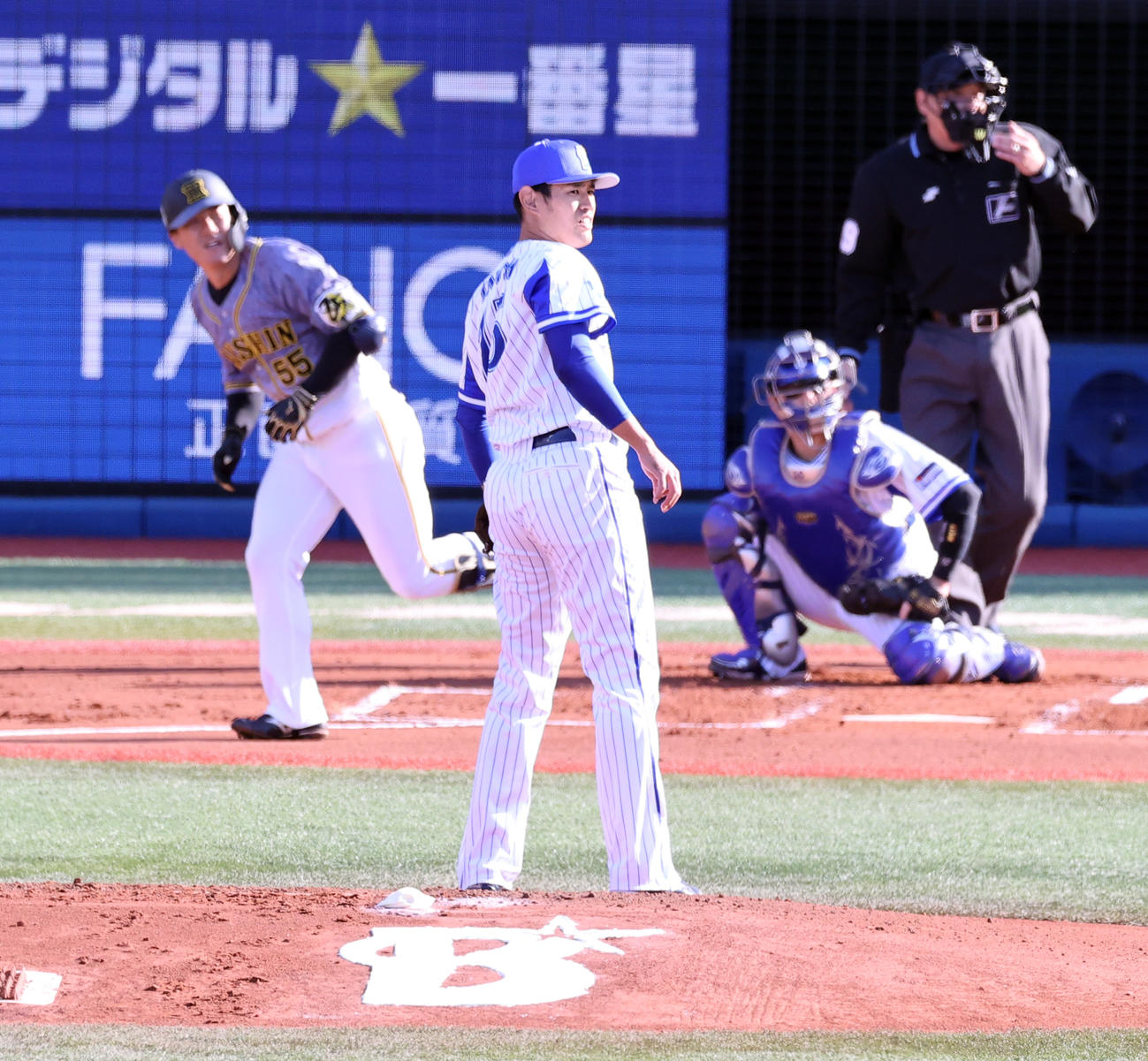 DeNA対阪神　1回表阪神2死満塁、陽川に左越え満塁本塁打を許し、打球を見つめる井納（撮影・浅見桂子）