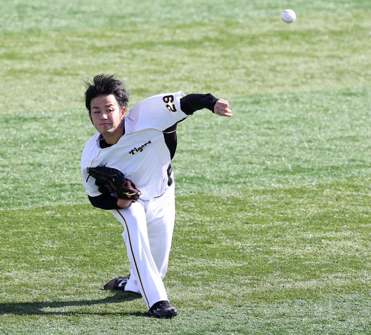 DeNA対阪神　キャッチボール後、さらに投げ込む阪神高橋（撮影・浅見桂子）