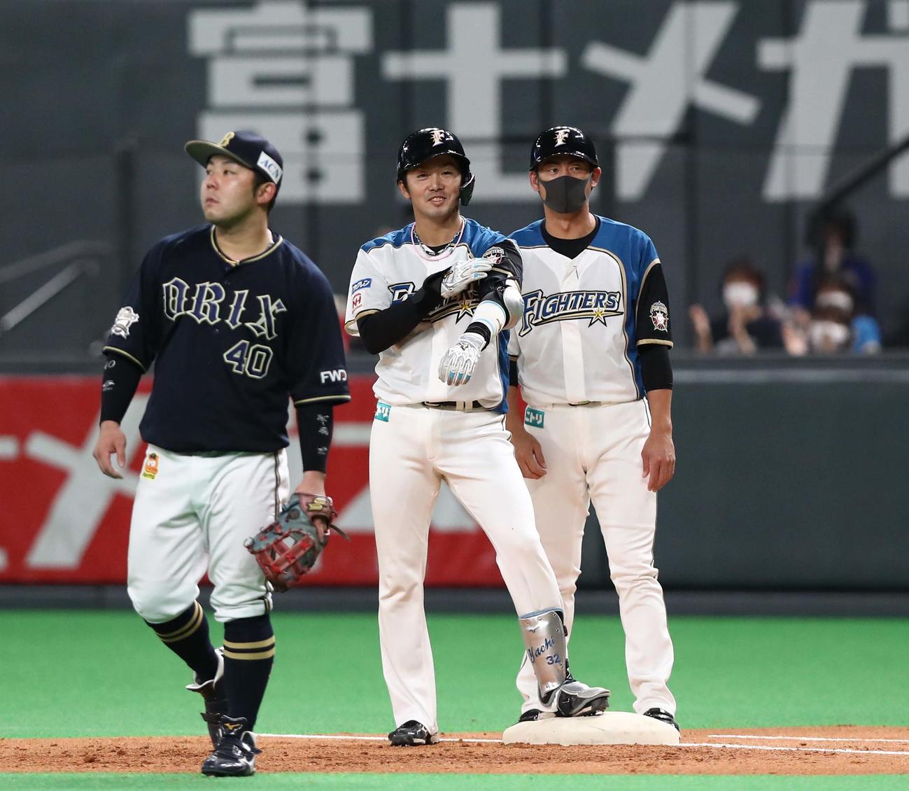 日本ハム対オリックス　2回裏日本ハム2死一、三塁、左前適時打を放ち笑顔の谷内（撮影・黒川智章）