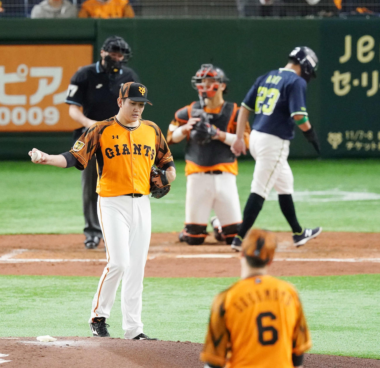 巨人対ヤクルト　3回表ヤクルト2死満塁、宮本に押し出し死球を与え失点し、浮かない表情の菅野（撮影・鈴木みどり）