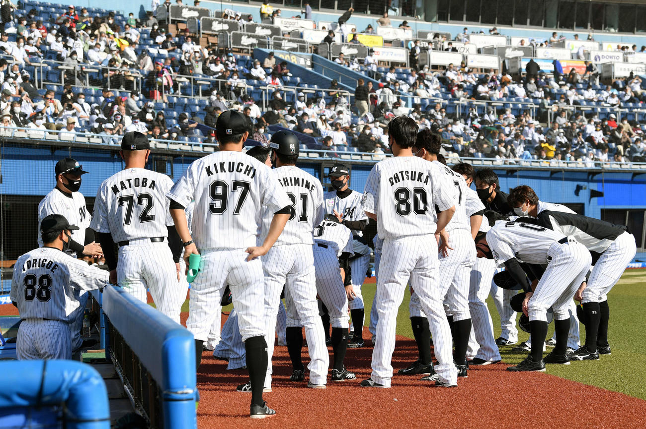 ロッテ対楽天　試合前に円陣を組むロッテナイン（撮影・滝沢徹郎）