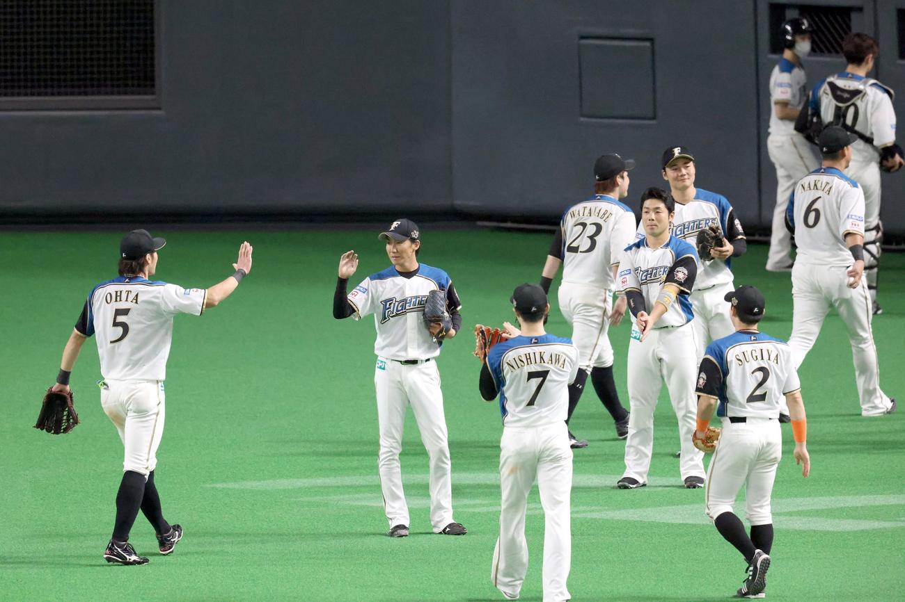 日本ハム対オリックス　引退登板を終えナインを出迎える日本ハム浦野（左から2人目）（撮影・佐藤翔太）