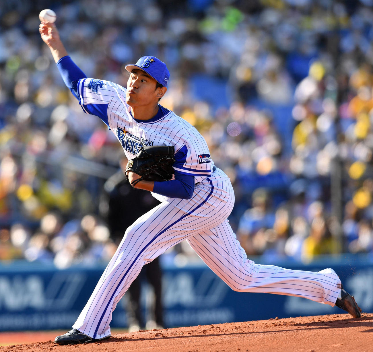 DeNA対阪神　力投するDeNA先発の井納（撮影・横山健太）