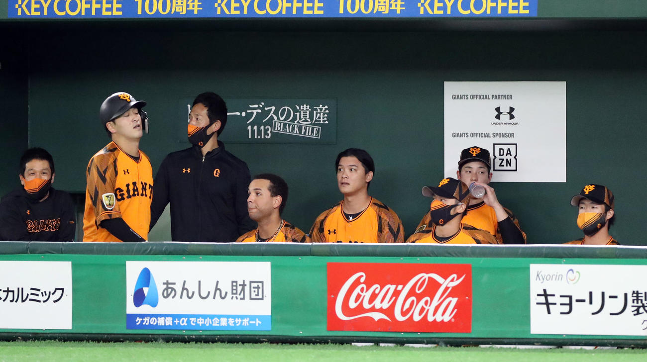 巨人対ヤクルト　6回裏巨人無死、プロ初となるソロ本塁打を放ち、ベンチでサイレント・トリートメントの洗礼を受ける岸田（左）（撮影・狩俣裕三）