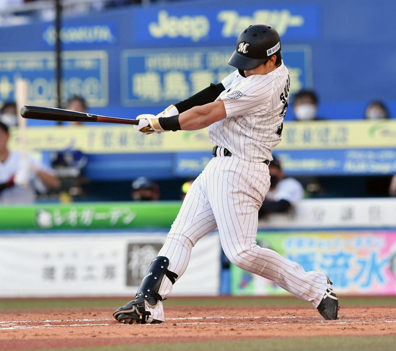 ロッテ対楽天　6回裏ロッテ1死一、二塁、菅野は右翼線に勝ち越しの2点適時三塁打を放つ（撮影・滝沢徹郎）