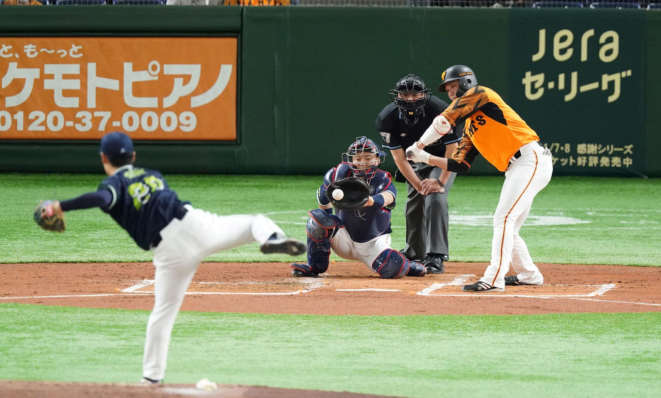 巨人対ヤクルト　1回裏巨人1死二塁、見逃し三振に倒れる坂本。投手小川（撮影・鈴木みどり）