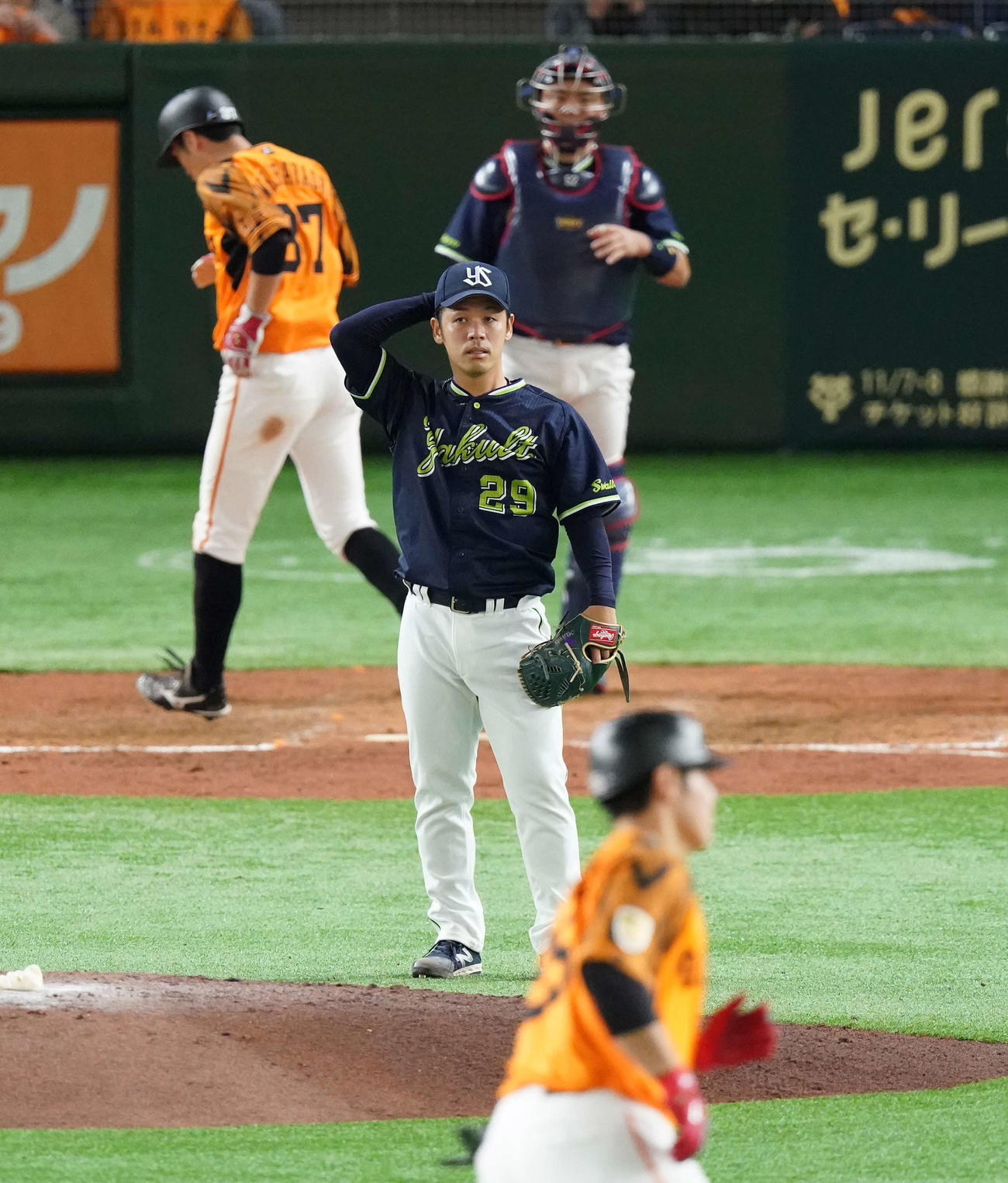 巨人対ヤクルト　5回裏巨人1死一、三塁、岡本に左越え3点本塁打を浴びる小川（撮影・鈴木みどり）