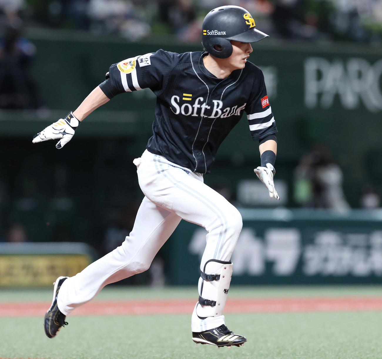 西武対ソフトバンク　8回表ソフトバンク無死、懸命に走るも投ゴロに倒れる周東（撮影・垰建太）