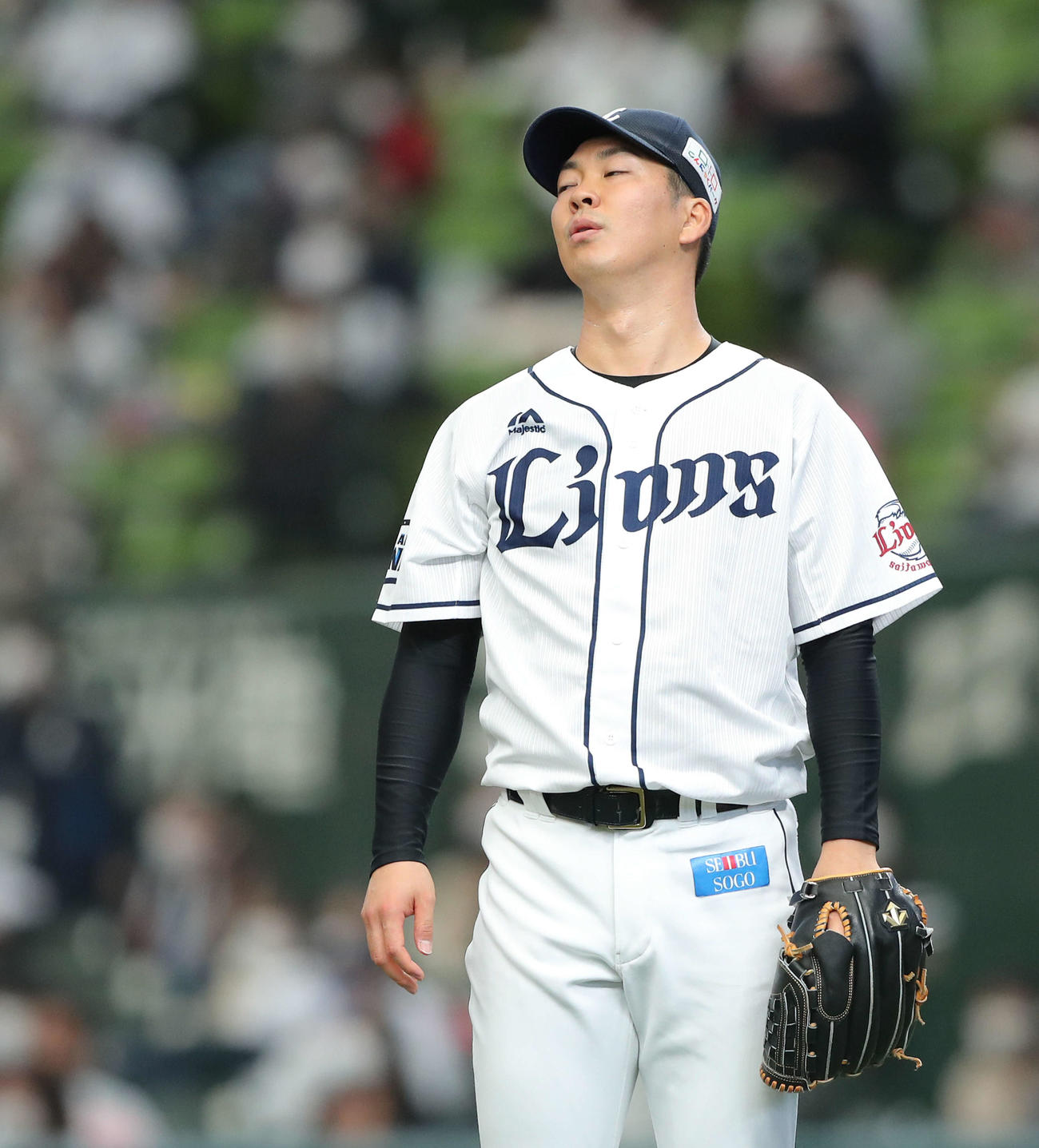 西武対ソフトバンク　1回表ソフトバンク2死満塁、明石に先制3点適時二塁打を許し、天を仰ぐ十亀（撮影・河田真司）