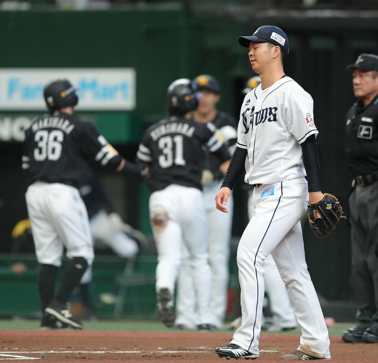西武対ソフトバンク　1回表ソフトバンク2死満塁、明石に先制3点適時二塁打を許し、険しい表情を浮かべる十亀（撮影・河田真司）　　　